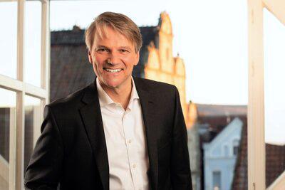 Oliver Theiß Bürgermeister von Stadthagen 2024 steht vor einem geöffneten Fenster in seinem Arbeitszimmer