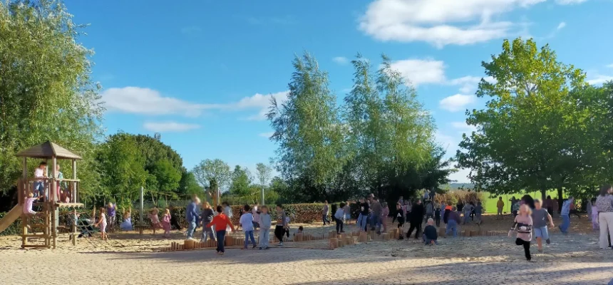 Kinder spielen auf einen Schulhofspielplatz unter blauem Himmel